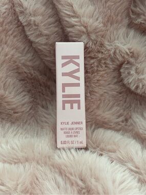 Kylie Matte Liquid Lipstick - shade 402 Mary Jo (red)